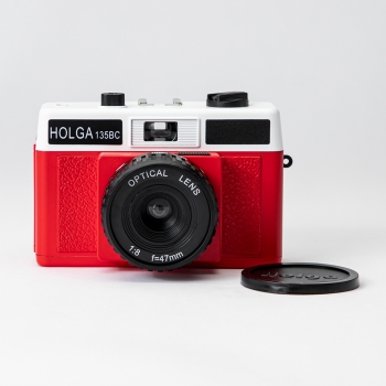 Holga 135BC rot 35mm Kamera inkl. Kleinbildfilm schwarz/weiß