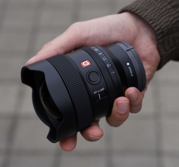 Sony SEL FE 1,8/14mm GM schwarz Objektiv + Digi Reinigungsset GRATIS