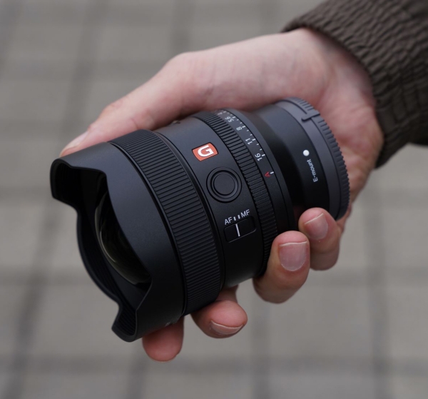 Sony SEL FE 1,8/14mm GM schwarz Objektiv + Digi Reinigungsset GRATIS